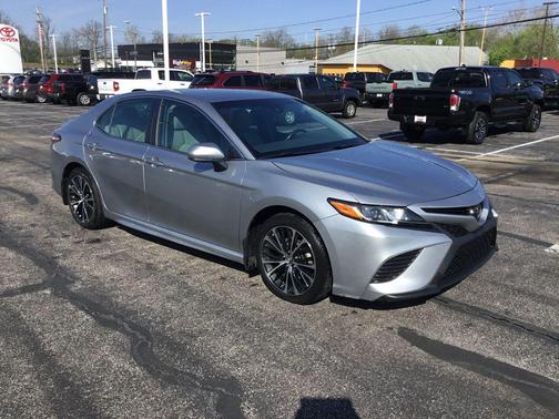 Celestial Silver Metallic 2018 Toyota Camry SE