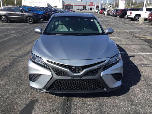 Celestial Silver Metallic 2018 Toyota Camry SE