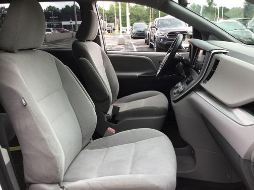 Super White 2020 Toyota Sienna SE