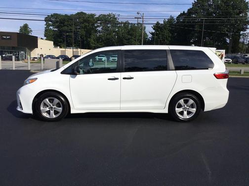 Super White 2020 Toyota Sienna SE