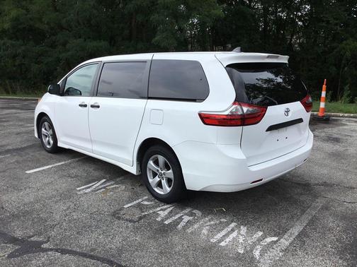 Super White 2020 Toyota Sienna SE