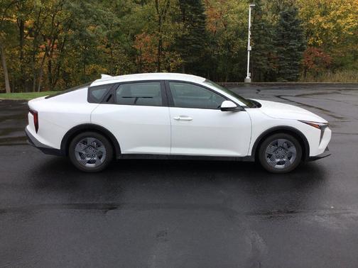 Snow White Pearl 2026 Kia K4 LX