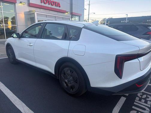 Snow White Pearl 2026 Kia K4 LX