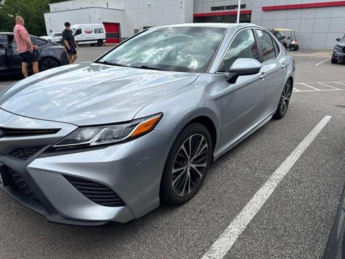Celestial Silver Metallic 2018 Toyota Camry SE