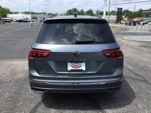 Platinum Gray Metallic 2024 Volkswagen Tiguan 2.0T S