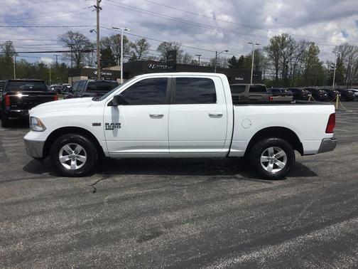 Bright White Clearcoat 2019 RAM 1500 SLT