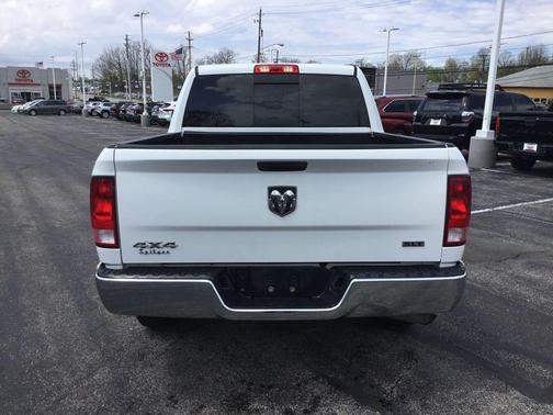 Bright White Clearcoat 2019 RAM 1500 SLT