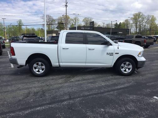 Bright White Clearcoat 2019 RAM 1500 SLT
