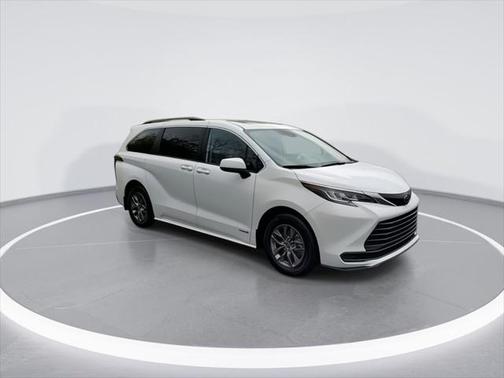 2021 Toyota Sienna LE