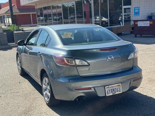 Green 2013 Mazda Mazda3 i SV