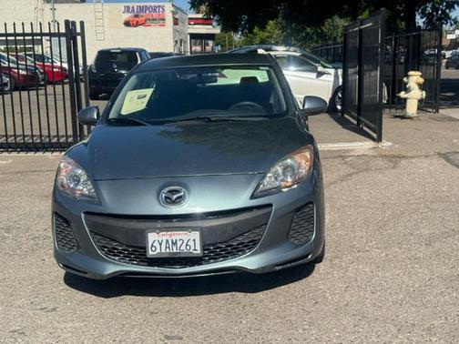 Green 2013 Mazda Mazda3 i SV