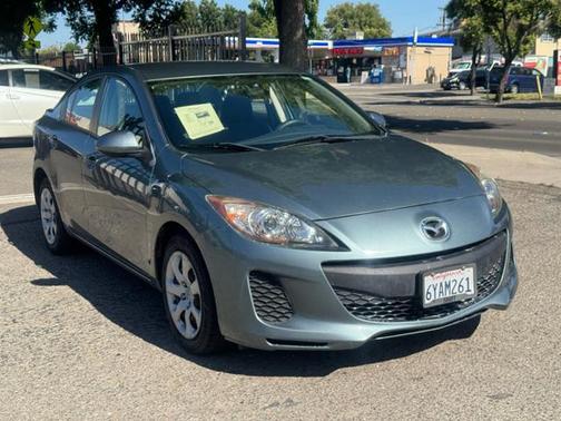 Green 2013 Mazda Mazda3 i SV