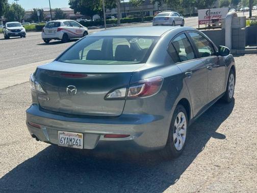 Green 2013 Mazda Mazda3 i SV