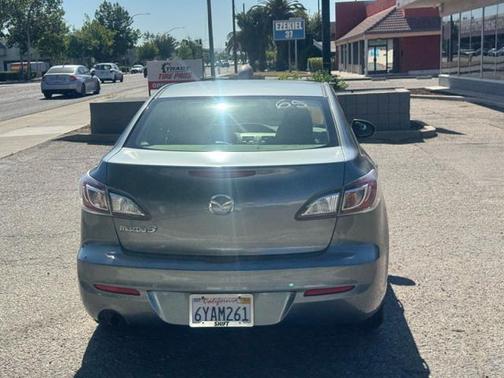 Green 2013 Mazda Mazda3 i SV