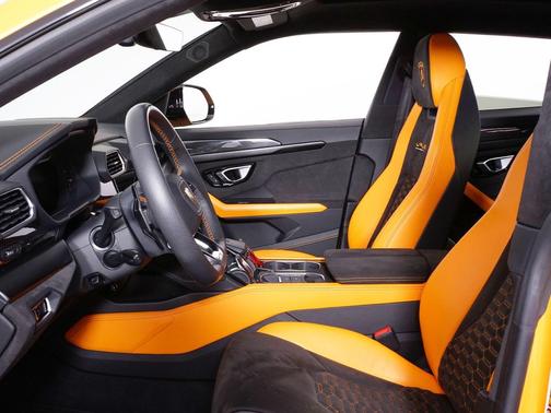 2022 Lamborghini Urus Pearl Capsule