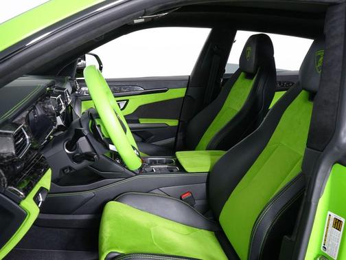 2022 Lamborghini Urus Base