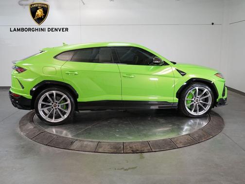 2022 Lamborghini Urus Base