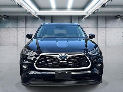 Midnight Black Metallic 2022 Toyota Highlander Hybrid Bronze Edition
