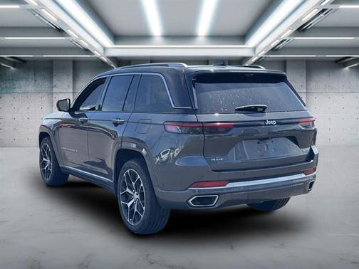 2022 Jeep Grand Cherokee Summit