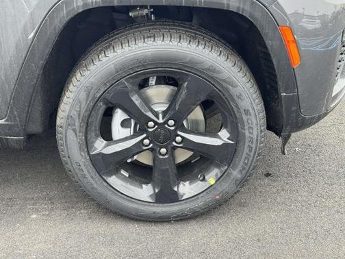 Metallic 2026 Jeep Grand Cherokee Limited 4x4