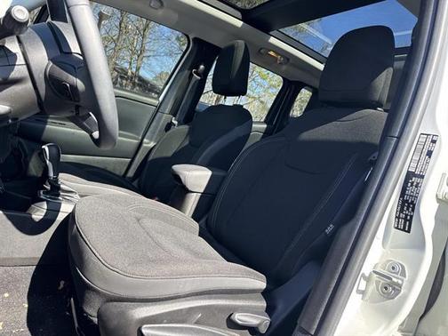 Alpine White 2023 Jeep Renegade Altitude