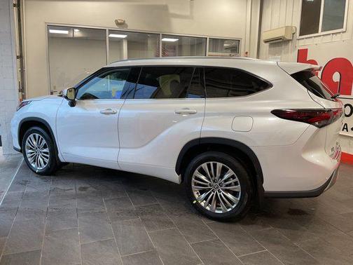 2026 Toyota Highlander Hybrid Platinum
