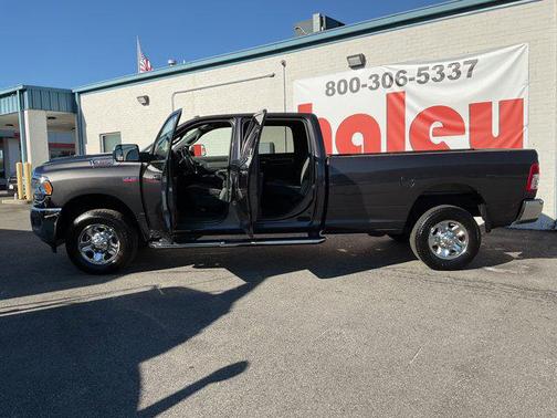 2022 RAM 2500 Big Horn Crew Cab 4x4 8' Box