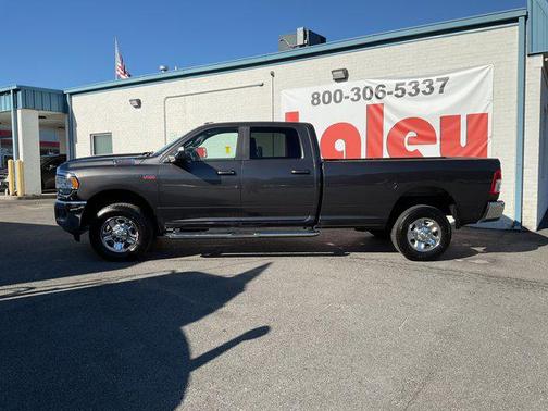 2022 RAM 2500 Big Horn Crew Cab 4x4 8' Box