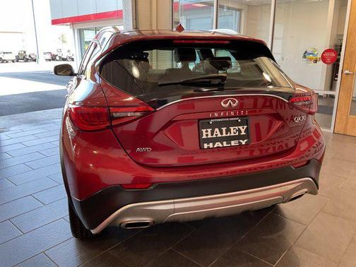 2017 INFINITI QX30 Premium