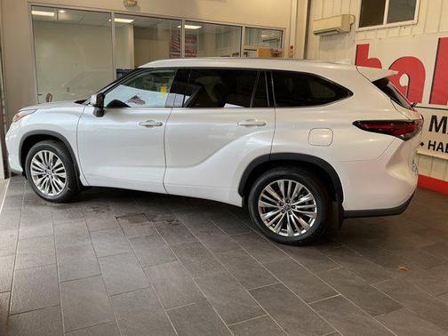 2026 Toyota Highlander Hybrid Platinum