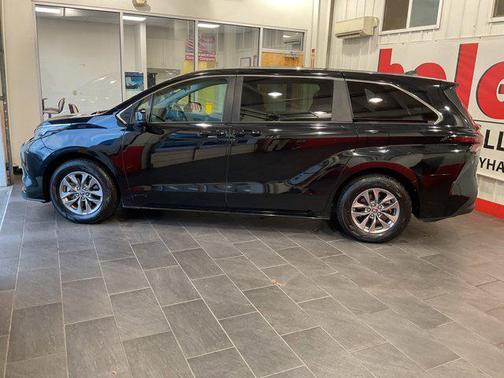 2024 Toyota Sienna LE