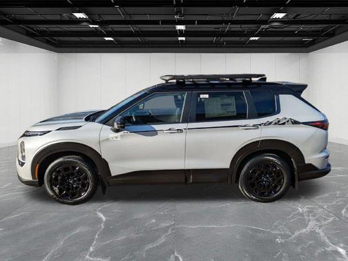White Diamond / Black 2026 Mitsubishi Outlander SE
