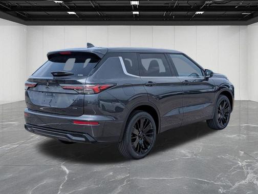 Graphite Gray 2026 Mitsubishi Outlander LE
