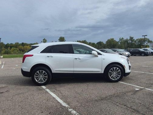 White 2018 Cadillac XT5 Luxury