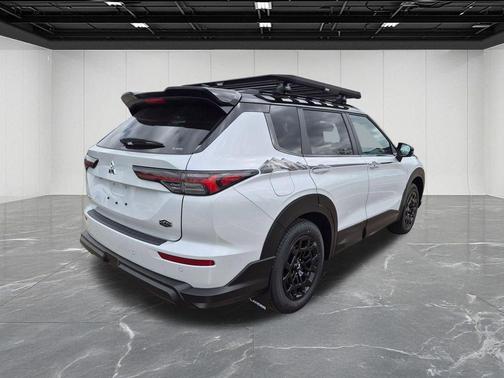 White Diamond / Black 2026 Mitsubishi Outlander SE