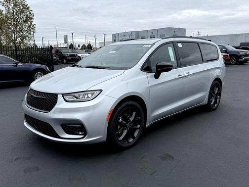 Silver Mist Clearcoat 2026 Chrysler Pacifica Limited