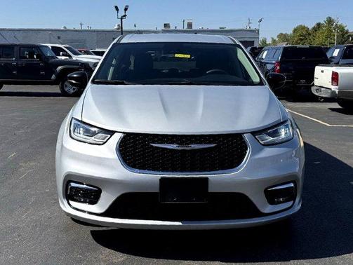2024 Chrysler Pacifica Touring-L