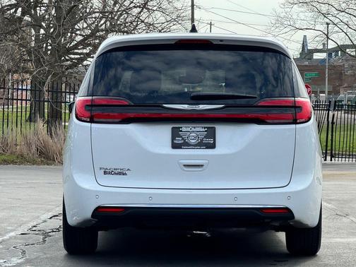 2025 Chrysler Pacifica Select