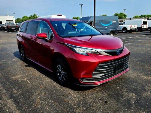 2022 Toyota Sienna LE