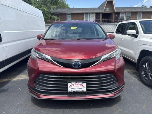 2022 Toyota Sienna LE