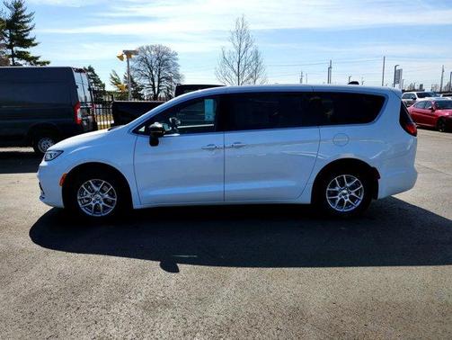 2025 Chrysler Pacifica Select