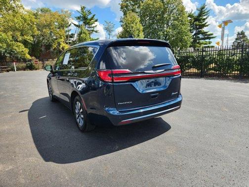 2024 Chrysler Pacifica Hybrid Select
