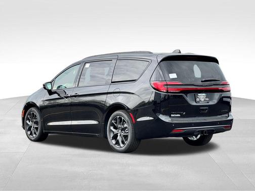 Diamond Black 2026 Chrysler Pacifica Limited