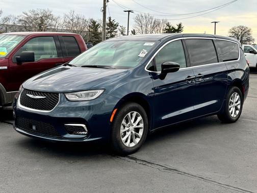 Fathom Blue Pearlcoat 2025 Chrysler Pacifica Select