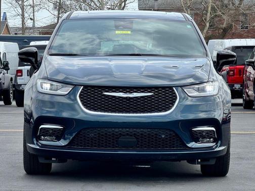 Fathom Blue Pearlcoat 2025 Chrysler Pacifica Select