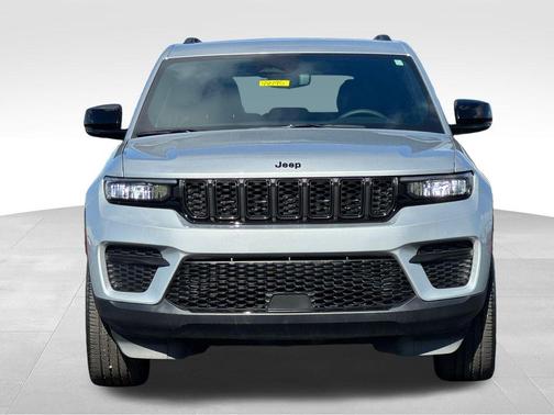 Silver Zynith 2024 Jeep Grand Cherokee Laredo