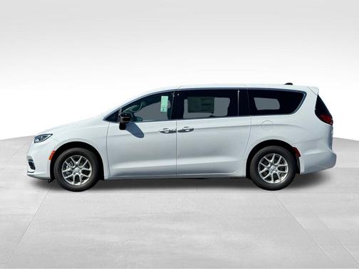 Bright White Clearcoat 2026 Chrysler Pacifica Select