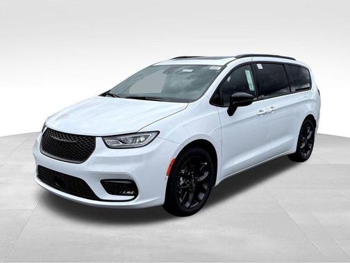 Bright White Clearcoat 2026 Chrysler Pacifica Limited