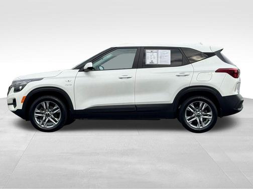 Snow White Pearl 2023 Kia Seltos LX