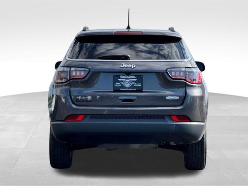 Granite Crystal Clearcoat Metallic 2022 Jeep Compass Latitude
